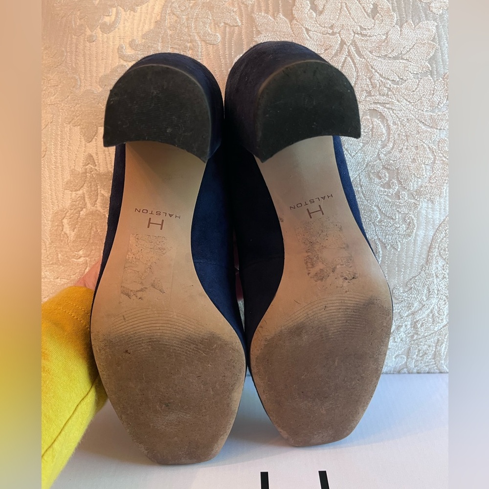 Halston Navy Blue Kid SuedeHeels Classic pumps in gorgeous blue color. Size 7 - Picture 8 of 12